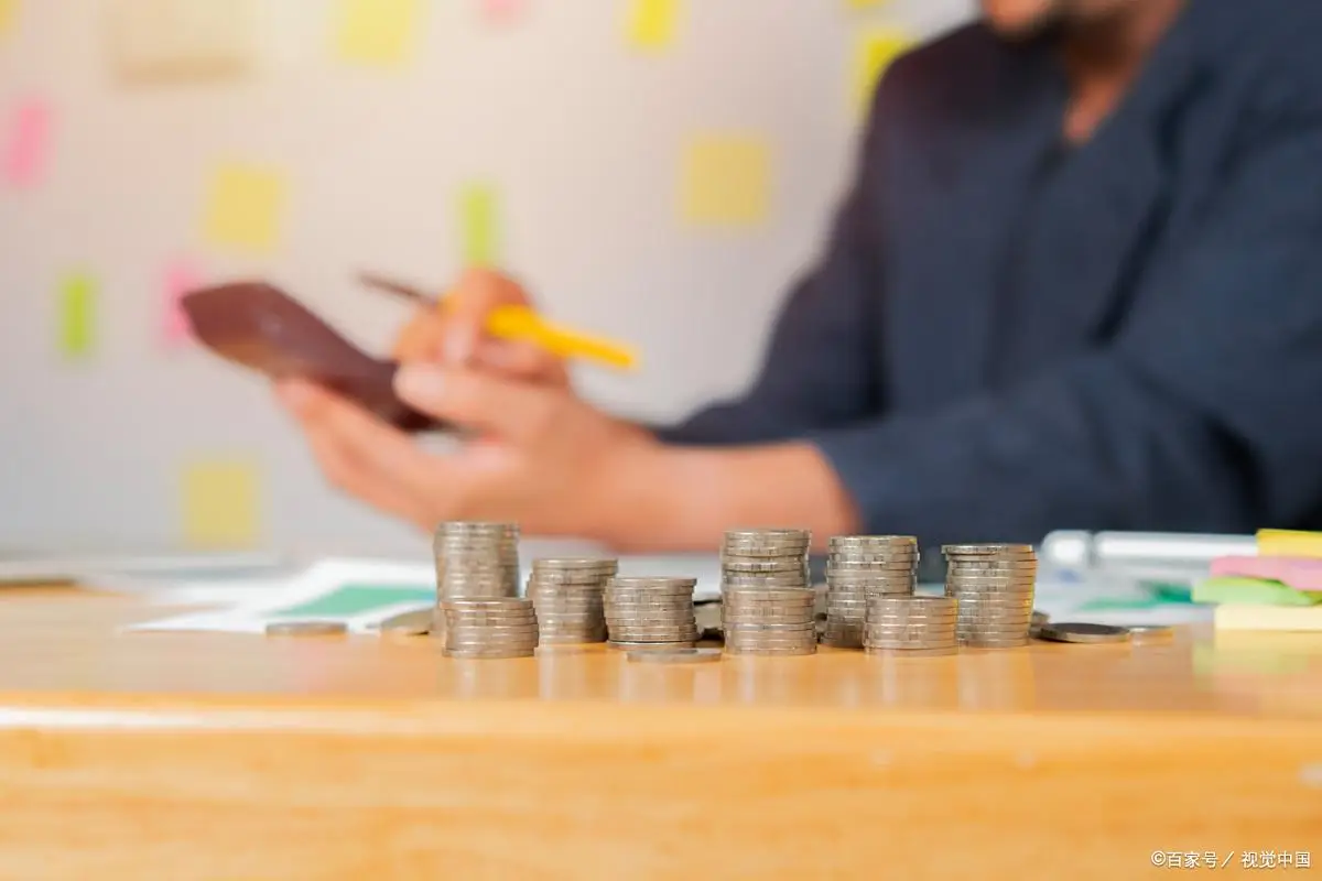 工资调整在即：体制内外谁将受益？普通人如何应对薪资变化？