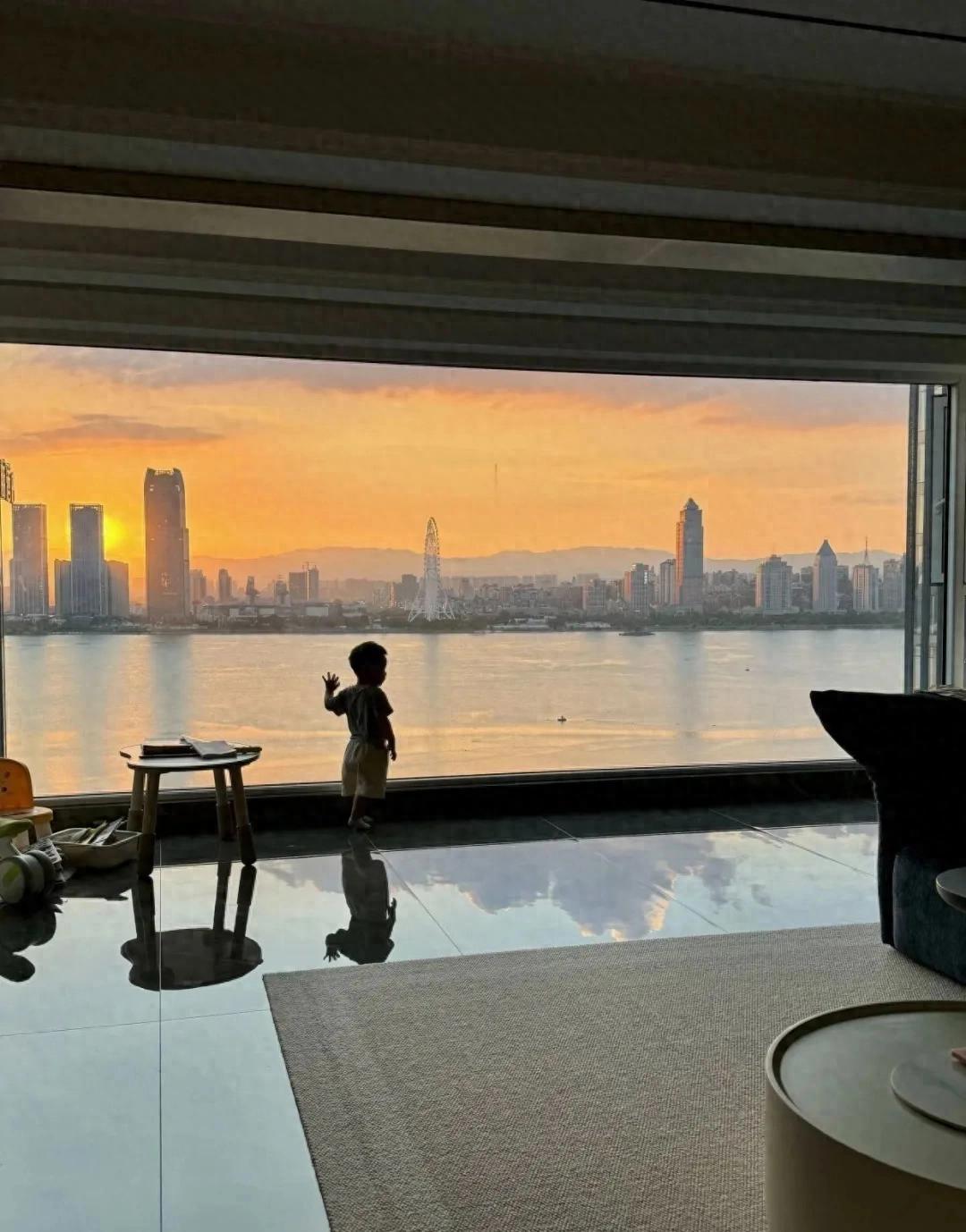 购房时超大玻璃落地窗受热捧，入住后才知缺点大于优点？