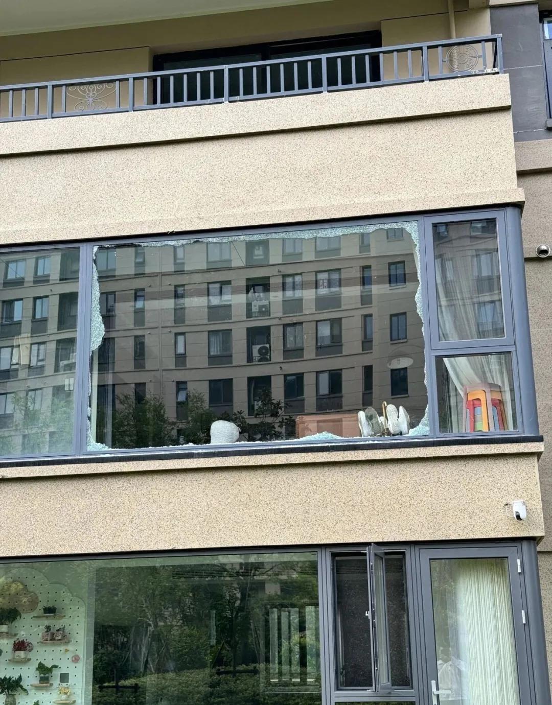 超大玻璃落地窗缺点_超大阳台封起来_银行联动门价格