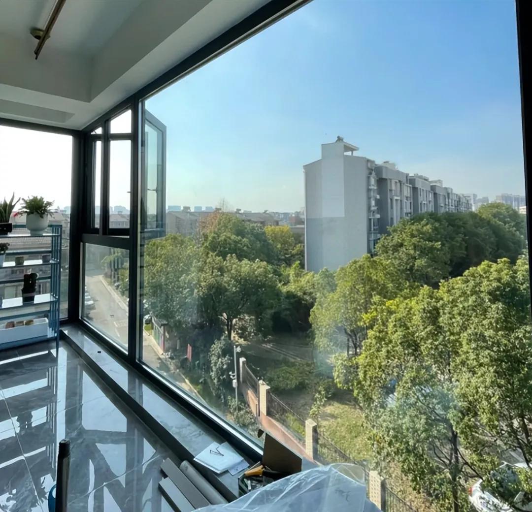 银行联动门价格_超大玻璃落地窗缺点_超大阳台封起来