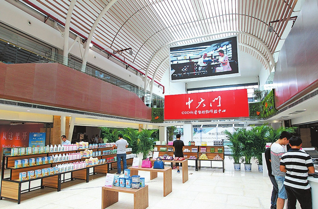 9月18日顾客在郑州中大门挑选商品，总书记嘱托记心间