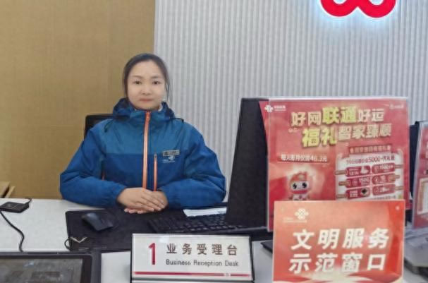 信阳联通火车站营业厅暖心服务！为老年市民答疑解惑，还帮旅客解决难题