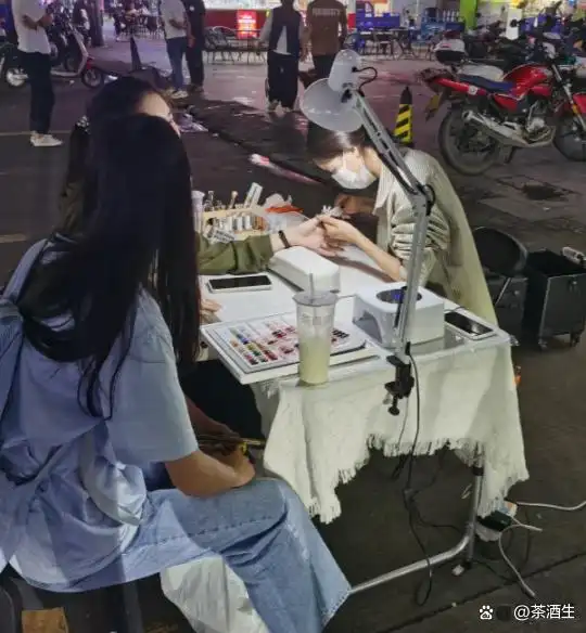 当下零成本赚钱好买卖_地摊经济小众项目_解压玩具地摊生意