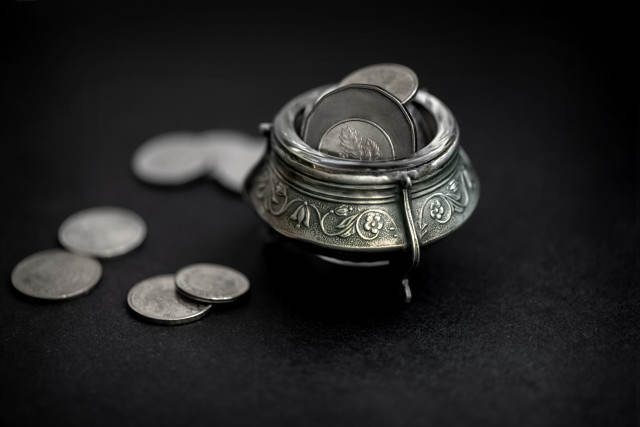 现货白银价格受啥影响?供求、经济、地缘政治因素全解析